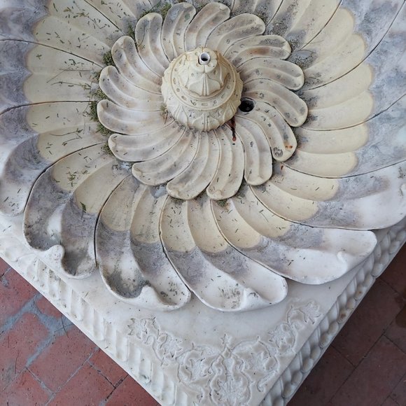 Garden fountain - Picture 2 of 4